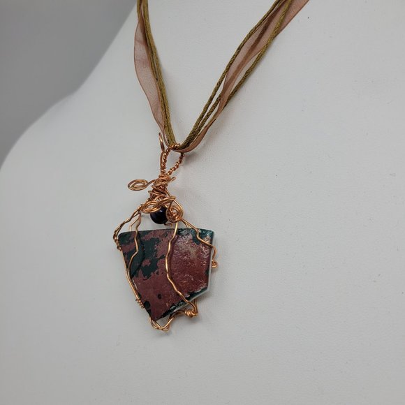 Mixed Media Necklace /Goldtone Curly Q Wiring Around Trianble Glass Piece 18" - Picture 7 of 8